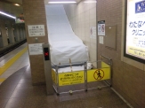 点検中のエスカレータ